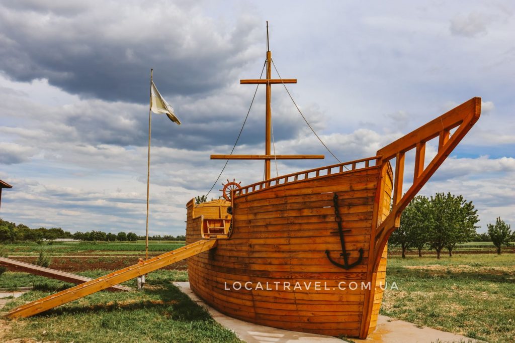 Корабль на детской площадке в селе Братское